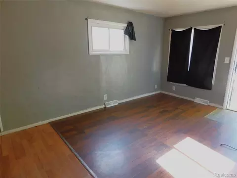 Living - 722 Barrie Ave, Flint, MI 48507 photo 2 of 2