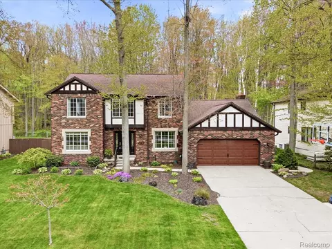 4174 Old Forge Dr, Fort Gratiot, MI 48059
