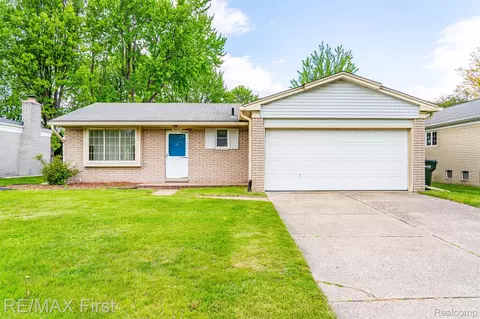 2861 Franklin Park Dr, Sterling Heights, MI 48310