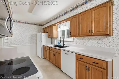 Kitchen - 5457 N Seymour Rd, Flushing, MI 48433 photo 2 of 4