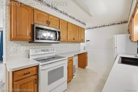 Kitchen - 5457 N Seymour Rd, Flushing, MI 48433 photo 3 of 4