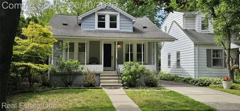 2073 Roslyn Rd, Grosse Pointe Woods, MI 48236