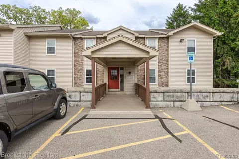 5078 Harbor Oak Dr #40, Waterford, MI 48329
