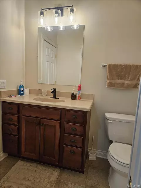 Bath - 9035 N Island Dr, Flushing, MI 48433 photo 4 of 4