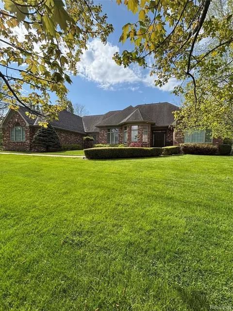 9035 N Island Dr, Flushing, MI 48433