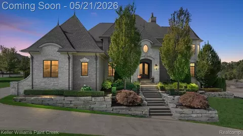 4838 Pinecrest Ct, Oakland, MI 48306