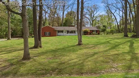 1509 Sodon Lake Dr, Bloomfield Hills, MI 48302