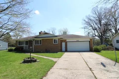 5482 Shamrock Ln, Flint, MI 48506