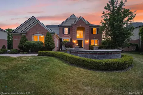 45094 Oak Forest Dr, Northville, MI 48168
