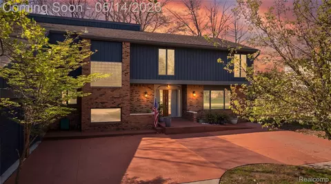 8727 Sarah Ln, Grosse Ile, MI 48138