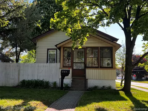 204 N Marias Ave, Clawson, MI 48017