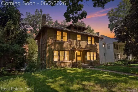 8606 Hendrie Blvd, Huntington Woods, MI 48070