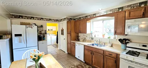 Kitchen - 21240 Isabelle St, Huron, MI 48174 photo 3 of 5