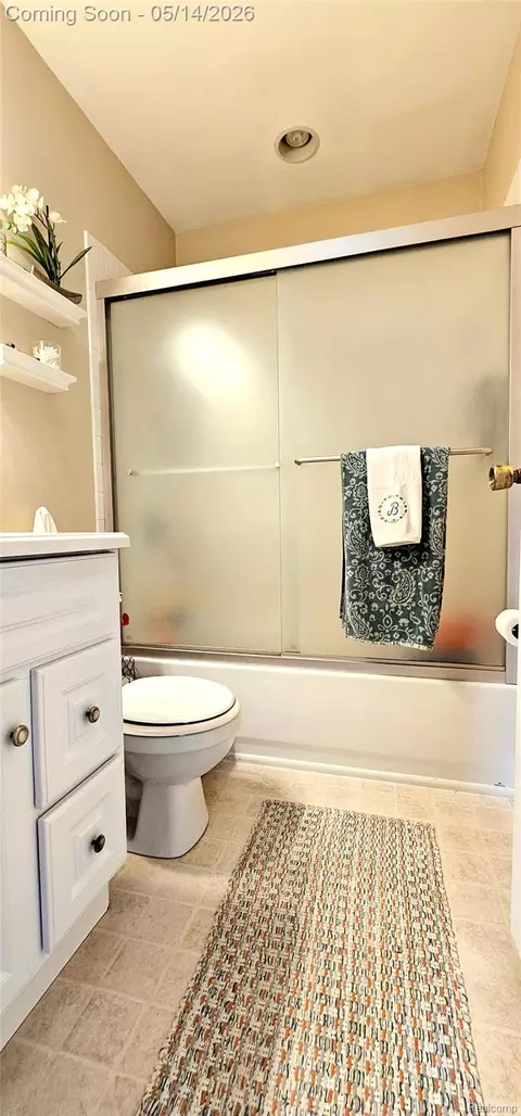 Bath - 21240 Isabelle St, Huron, MI 48174 photo 2 of 5