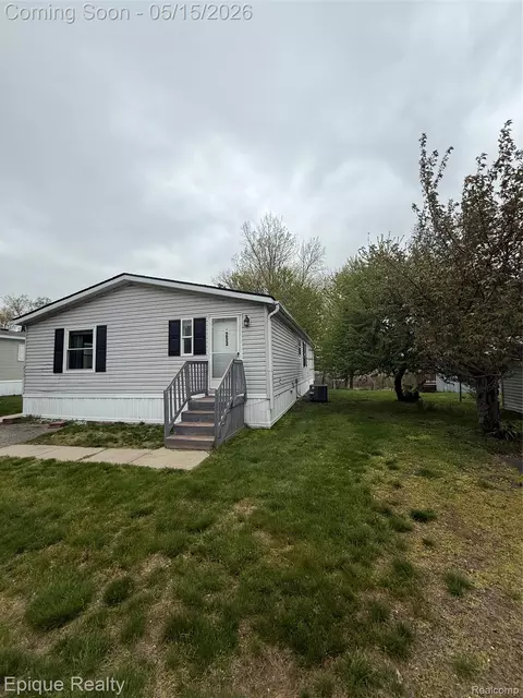253 Parker Lake Dr, Oxford, MI 48371
