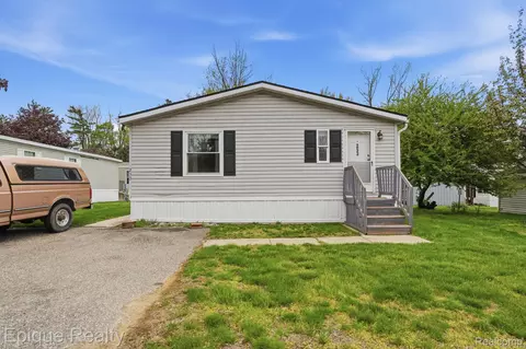253 Parker Lake Dr, Oxford, MI 48371