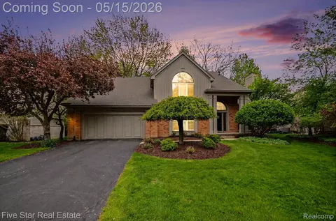 4689 Mirror Lake Dr, West Bloomfield, MI 48323