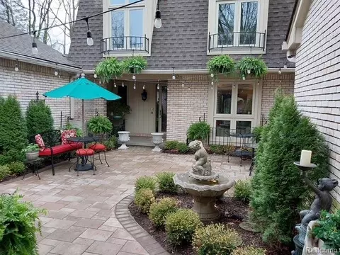 1243 Woodcrest Cir, Bloomfield Hills, MI 48304