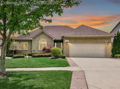 4438 Thornhill Dr, Auburn Hills, MI 48326