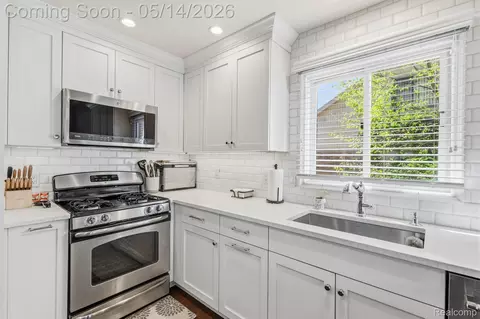 Kitchen - 52425 Bryan Michael Dr, Macomb, MI 48042 photo 4 of 5