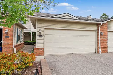 5673 Drake Hollow Dr W, West Bloomfield, MI 48322