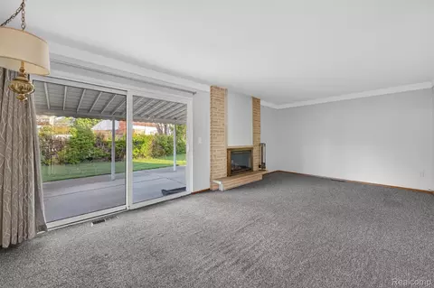 Living - 30041 Warner Ave, Warren, MI 48092 photo 6 of 8