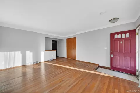 Living - 30041 Warner Ave, Warren, MI 48092 photo 2 of 8