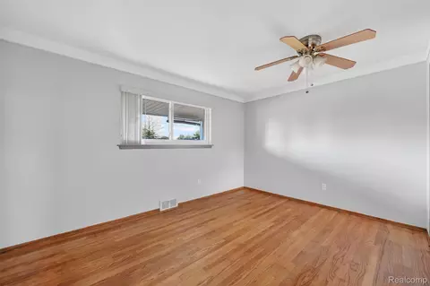Bedroom - 30041 Warner Ave, Warren, MI 48092 photo 6 of 9