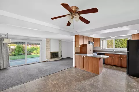 Living - 30041 Warner Ave, Warren, MI 48092 photo 5 of 8