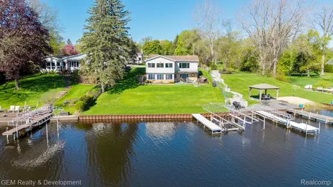 8081 Granada Ave, Brighton, MI 48114