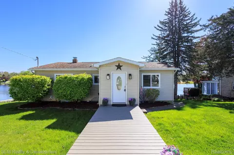 8081 Granada Ave, Brighton, MI 48114