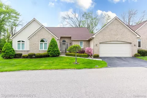 5396 Fairway Ct, West Bloomfield, MI 48323