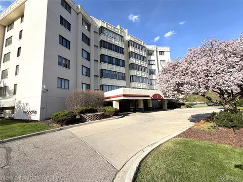 43000 12 Oaks Crescent Dr #2033, Novi, MI 48377