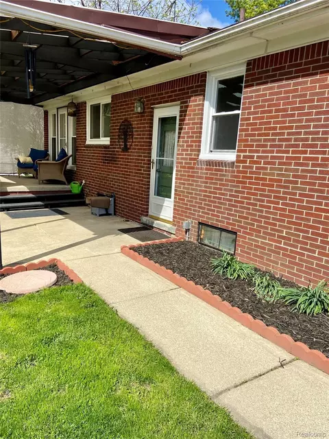 Exterior - 17812 Quarry Rd, Riverview, MI 48193 photo 3 of 4