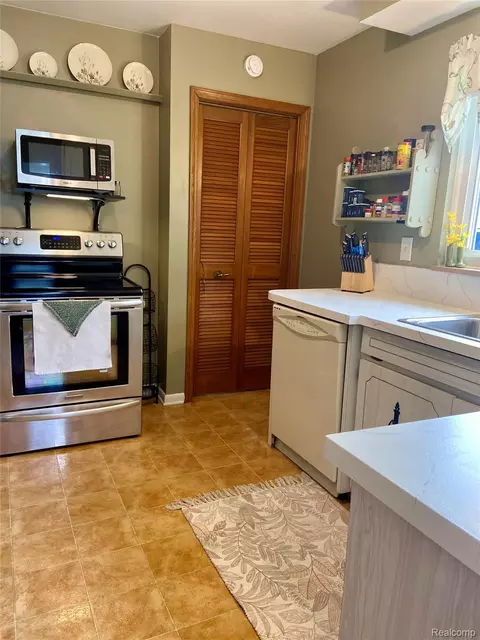 Kitchen - 17812 Quarry Rd, Riverview, MI 48193 photo 1 of 4