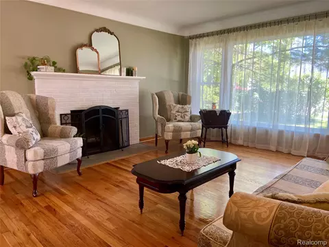 Living - 17812 Quarry Rd, Riverview, MI 48193 photo 2 of 2