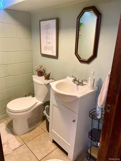 Bath - 17812 Quarry Rd, Riverview, MI 48193 photo 2 of 2