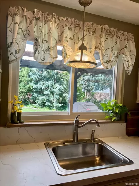 Kitchen - 17812 Quarry Rd, Riverview, MI 48193 photo 2 of 4
