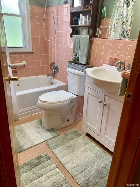 Bath - 17812 Quarry Rd, Riverview, MI 48193 photo 1 of 2