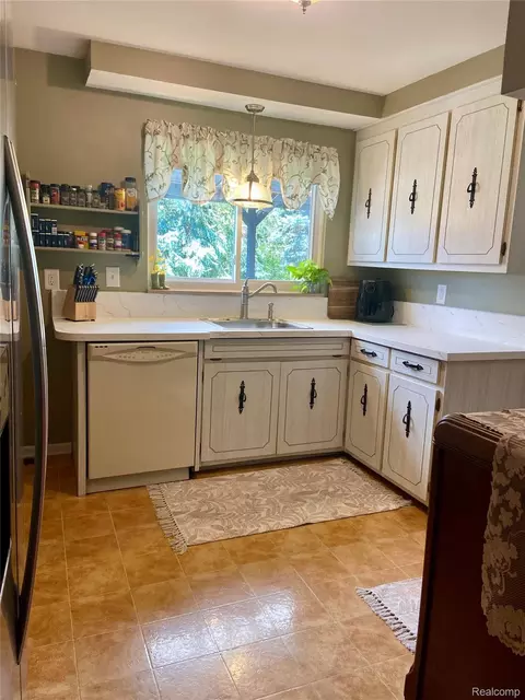 Kitchen - 17812 Quarry Rd, Riverview, MI 48193 photo 4 of 4