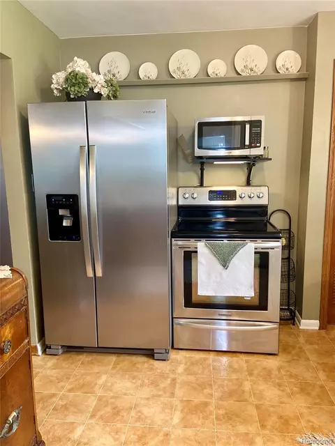 Kitchen - 17812 Quarry Rd, Riverview, MI 48193 photo 3 of 4