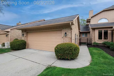 22010 River Ridge Trl, Farmington Hills, MI 48335