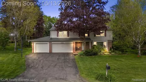 2720 Bridle Rd, Bloomfield Hills, MI 48304