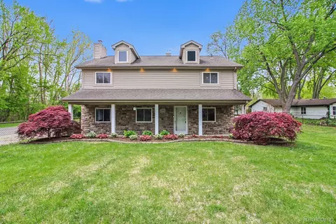 3376 Hessel Ave, Rochester Hills, MI 48307