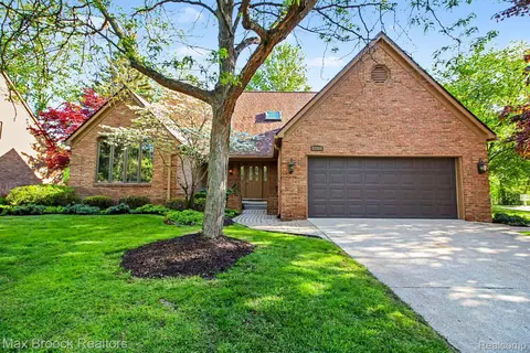 21850 Dover Ct, Beverly Hills, MI 48025