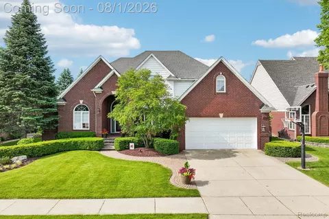 20292 Huron Dr, Clinton Township, MI 48038
