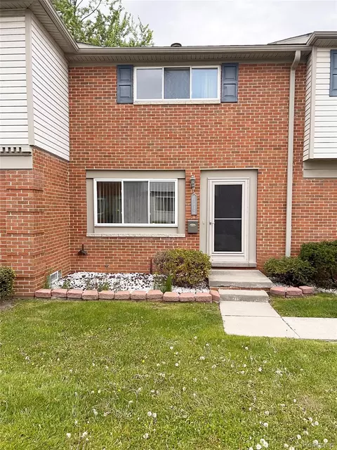 25647 Salem #102, Roseville, MI 48066