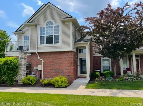 28209 Oakmonte Cir E, Lyon, MI 48165