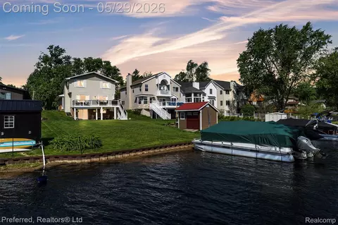 3812 Maiden St, Waterford, MI 48329