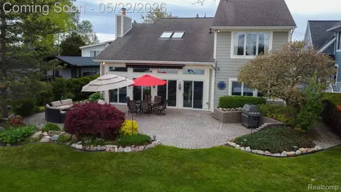 625 Island Dr, White Lake, MI 48386